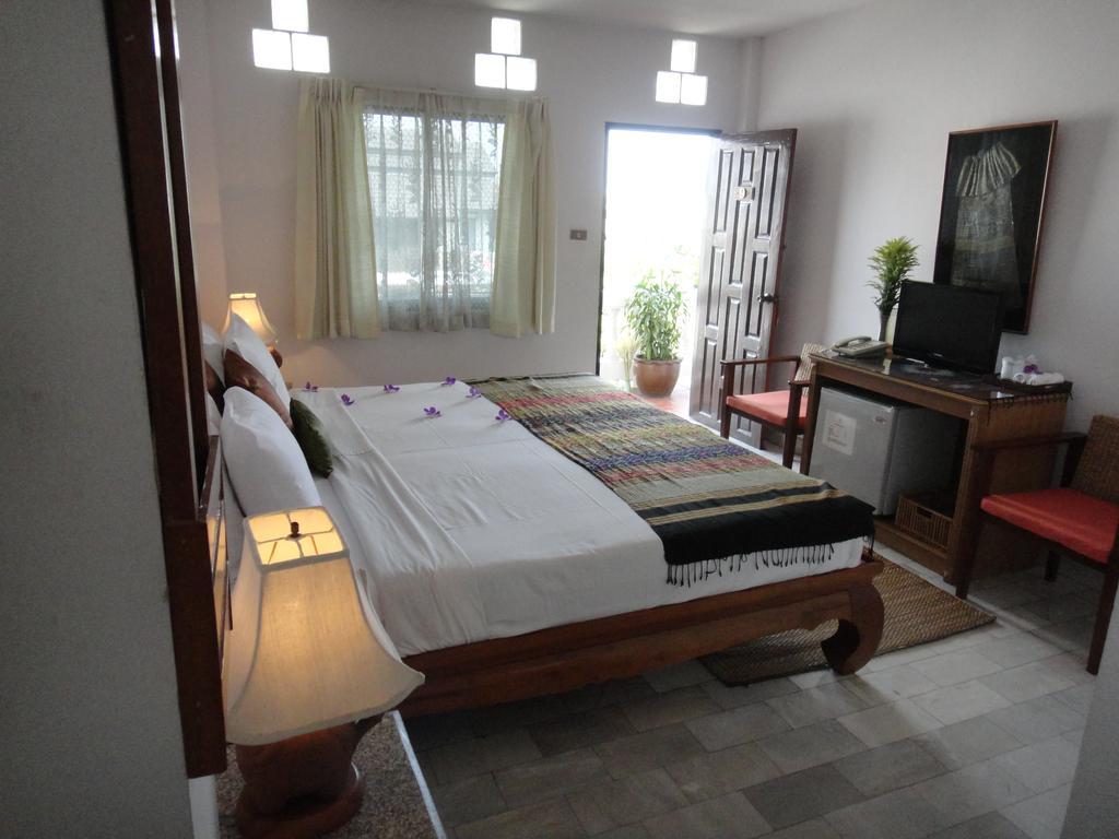 The Red Hibicus Guest House Чіангмай Екстер'єр фото